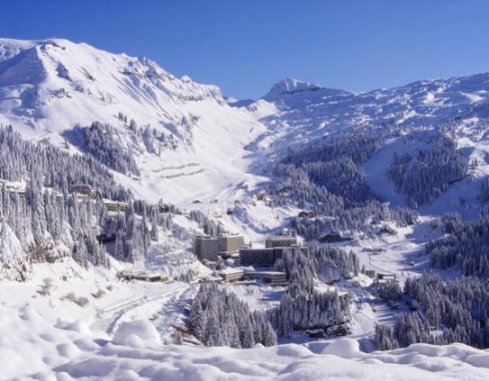 The snowy and sunny bowl of Flaine