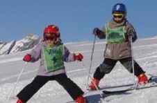 Learning to ski is great fun in one of Valfrejus’ kids group ski lessons!