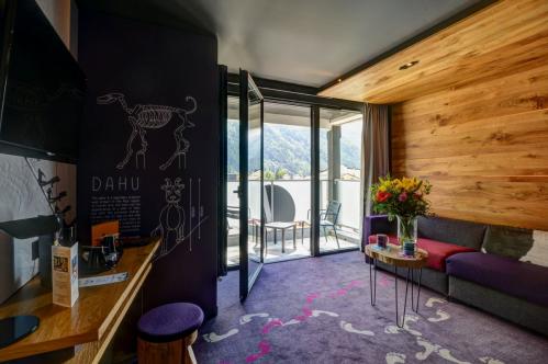 Alpina Bedroom with bathroom, Alpina Eclectic Hôtel & Spa, Chamonix; Copyright: Best of Mont Blanc