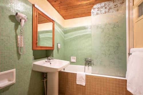 Vallot Room Bathroom, Hôtel Croix Blanche Chamonix; Copyright: Best of Mont Blanc