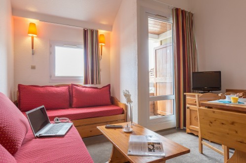 Living area in the 1 Bedroom Alcove Apartment -  Résidence Horizons d'Huez - Alpe d'Huez