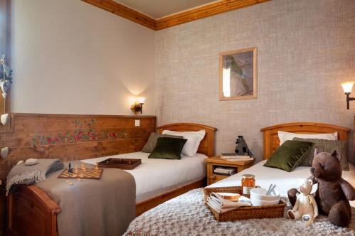 Four Bedroom Cabin Apartment - Le Hameau du Soleil - Val Thorens - France; Copyright: Montagnettes