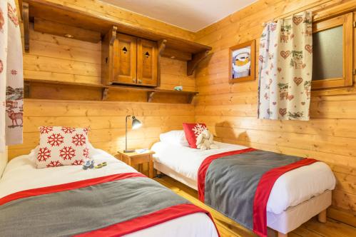 Twin Bedroom at Les Alpages de Reberty Les Menuires; Copyright: Imagera