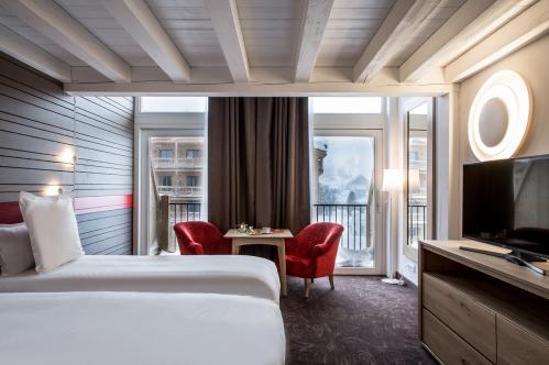 Fresh clean double beds windows Large Mezzanine Ormelune Val d'Isere; Copyright: Gilles TRILLARD