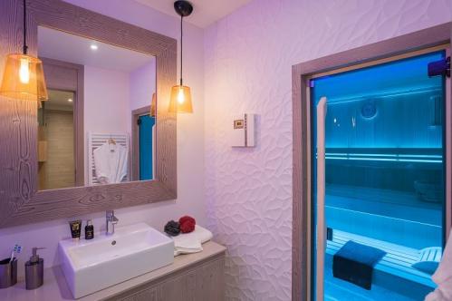 L'Hevana Meribel Bathroom with Sauna; Copyright: P&V