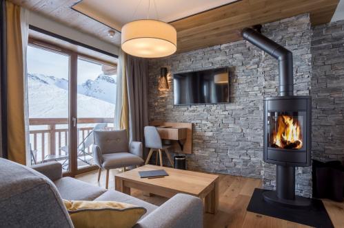 Alparena Junior Suite lounge with fireplace; Copyright: Les Balcons