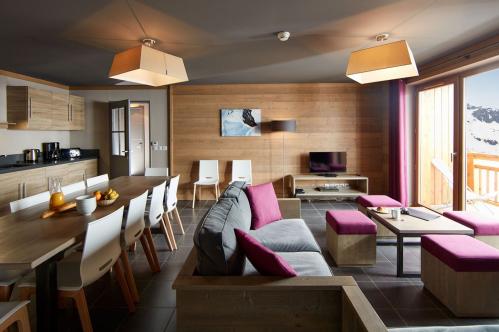 Chalets du Soleil contemporary dining area; Copyright: CGH
