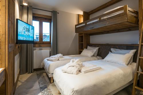 6 bedroom apartments sleeps 12-14 triple bedroom; Copyright: Montagnettes
