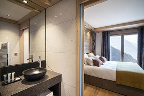 Residence Alpen Lodge La Rosiere MGM bedroom with bathroom